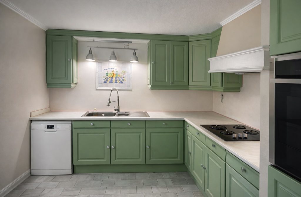 Rénovation de cuisine moderne avec meubles verts réalisée par Renovaz07 en Ardèche